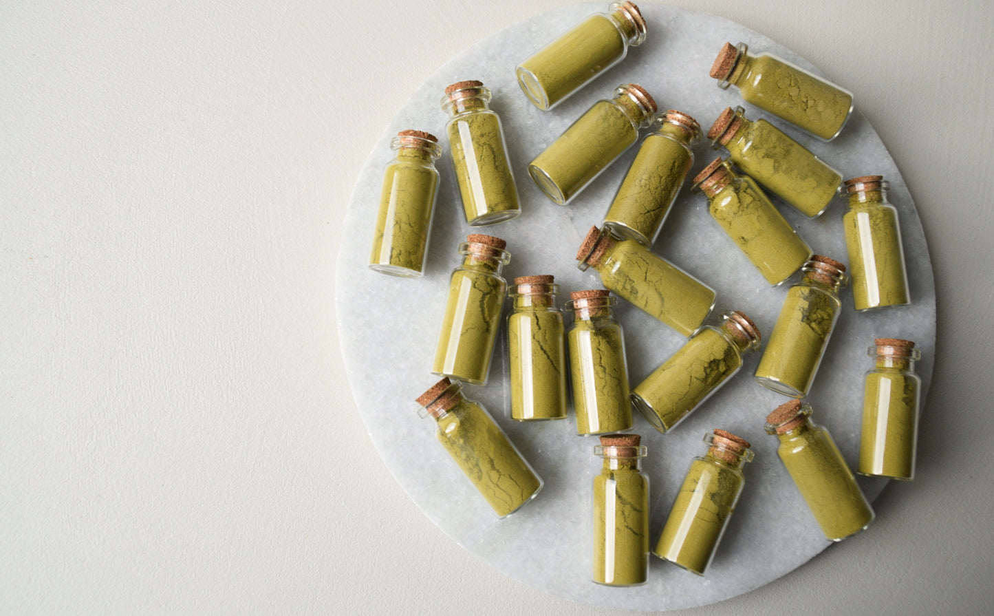 Safha of henna - Table card bottles of henna powder